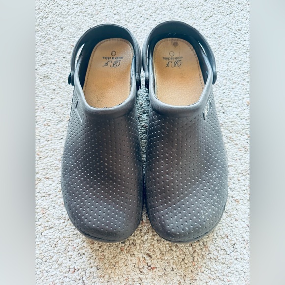 unbranded Shoes - Faux Crocs - Gray - Women’s Men’s Unisex Closed Toe Shoes Women Size 11 or Men 9